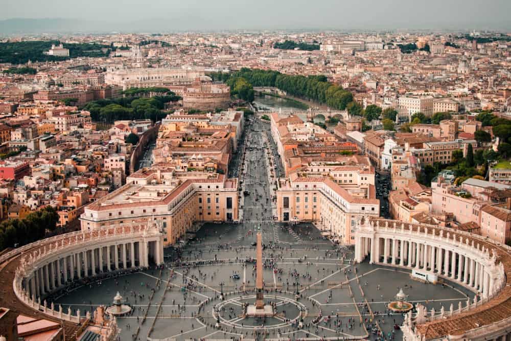 Eine Luftaufnahme des Petersplatzes in Rom, in der Nähe des Vatikans.