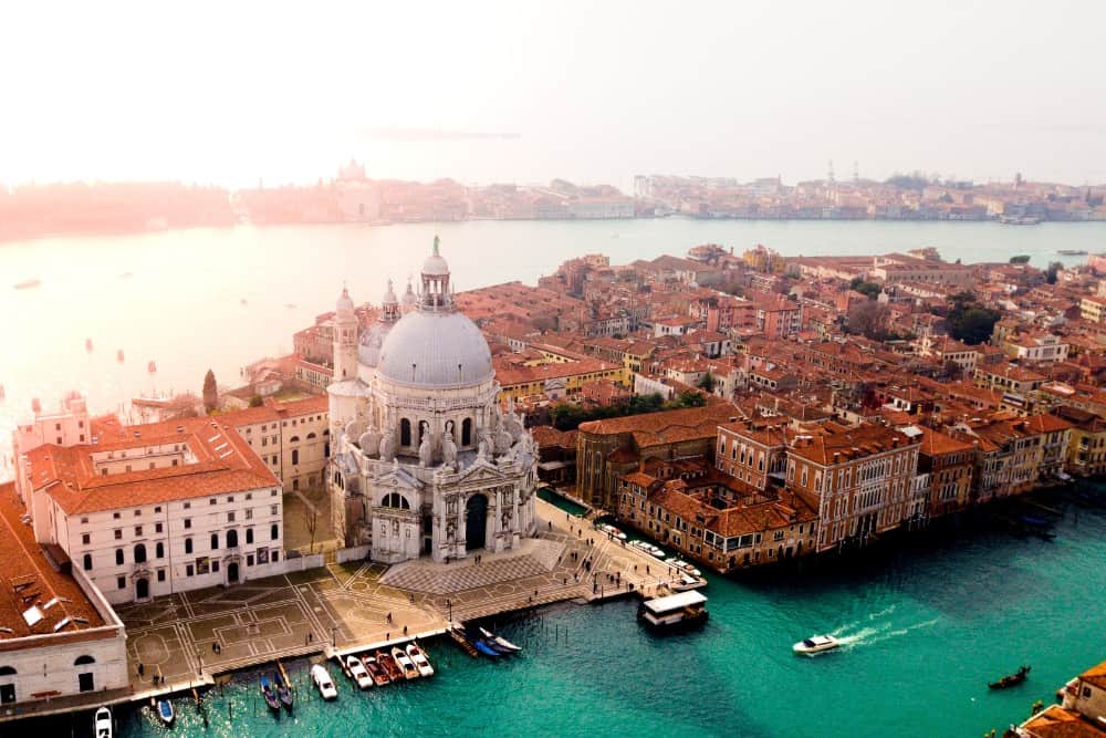 Ein Urlaub in Italien mit Blick auf das Meer und die Stadt Venedig.