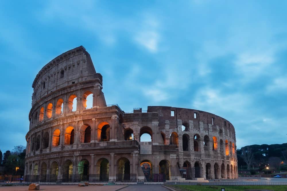 Eines der unbedingt zu besuchenden Ausflugsziele in Rom, Italien, ist das Koloss, das in der Abenddämmerung wunderschön beleuchtet ist.