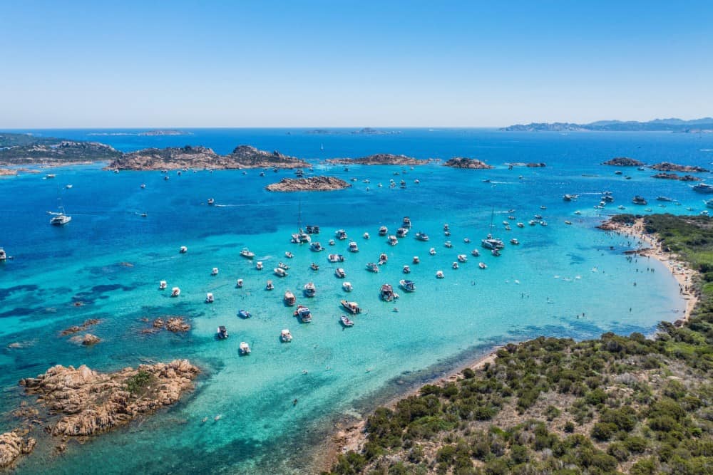 Eine Luftaufnahme von Sardinien, einer Insel mit Booten im Wasser.