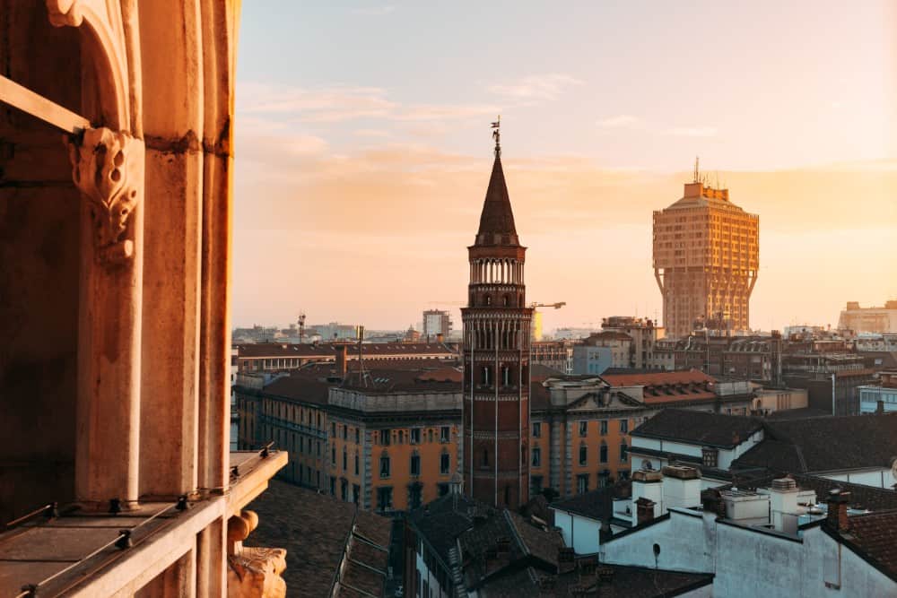Ein Blick auf die Skyline von Mailand mit einem markanten Glockenturm.