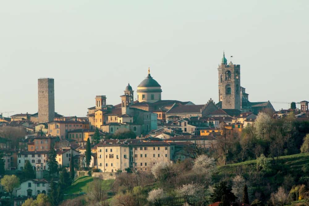 Bergamo ist eine malerische Stadt und bietet atemberaubende Sehenswürdigkeiten. Dieser bezaubernde Ort liegt auf einem Hügel und bietet einen faszinierenden Blick auf die umliegende Landschaft. Im