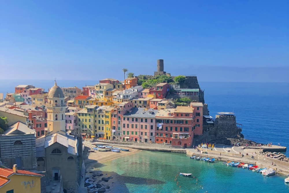 Die Stadt Cinque Terre liegt auf einer Klippe mit Blick auf das Meer.