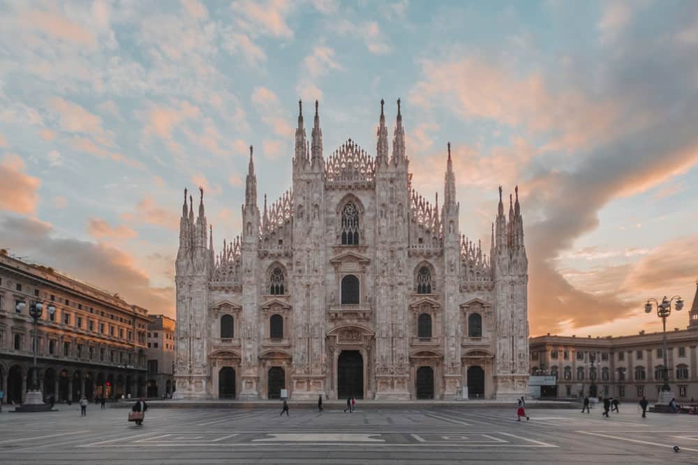 Der Dom in Mailand, Italien, ist eine der Sehenswürdigkeiten, die man in Mailand unbedingt gesehen haben muss.