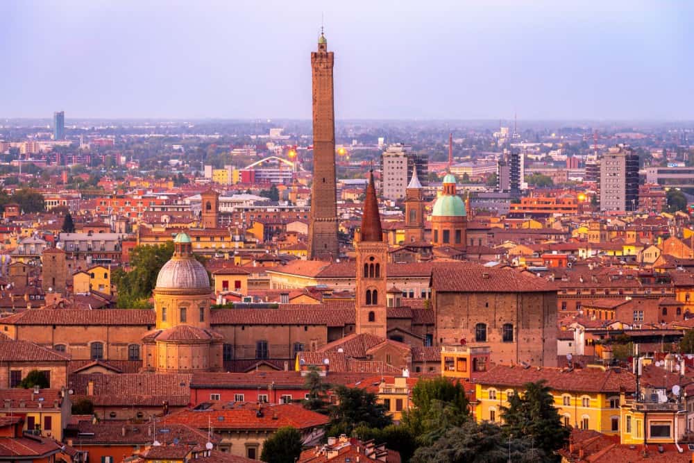Eine Luftaufnahme der Stadt Bologna, Italien, mit ihren Sehenswürdigkeiten.