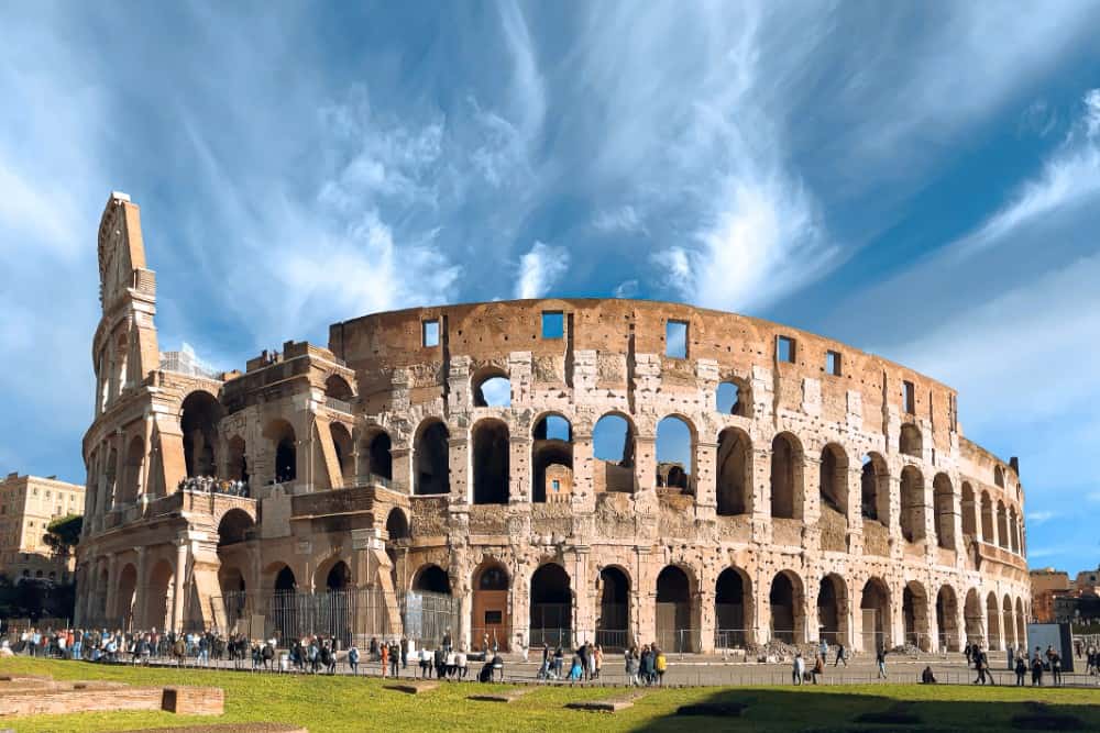 Das ikonische Kolosseum in Rom, Italien, ist ein prächtiges Bauwerk, das seit Jahrhunderten die Fantasie der Besucher anregt.