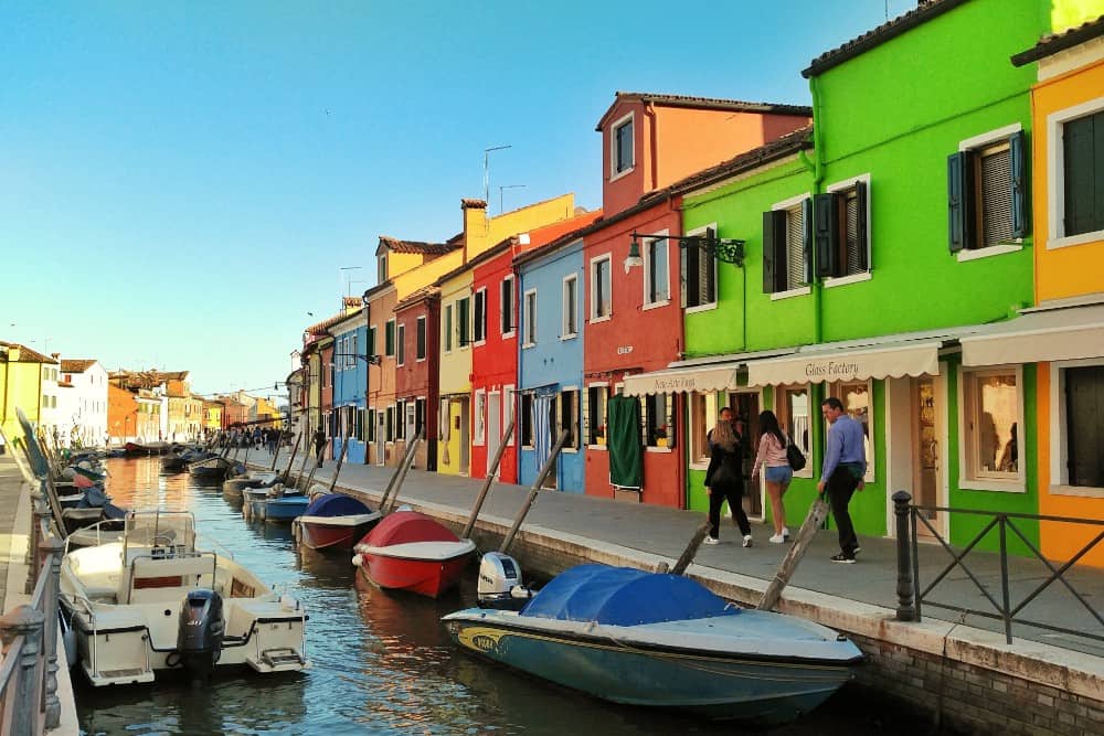 Bunte Häuser an einem Kanal in Burano, Italien.