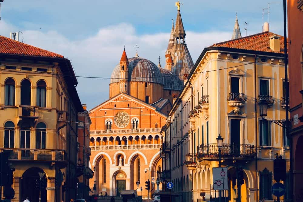 Eine Straße in Padua, Italien mit einer Kirche im Hintergrund.